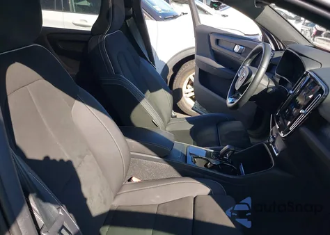 2023 Volvo C40 Recharge Pure Electric Twin Plus z USA, uszkodzony, nr VIN YV4ED3GLXP2044708